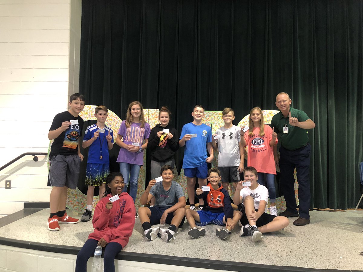 MrClineCMS's tweet photo. Hey @SusanZinkil! Our CMS Grizzlies appreciate the football tickets and are excited to watch some @FtballAtTheView Friday night! Go Grizzlies! 🏈🐻
#CreekLife #FeedTheBears @CreeklandMS @CVHSGrizzlies https://t.co/VKH7O74RPH