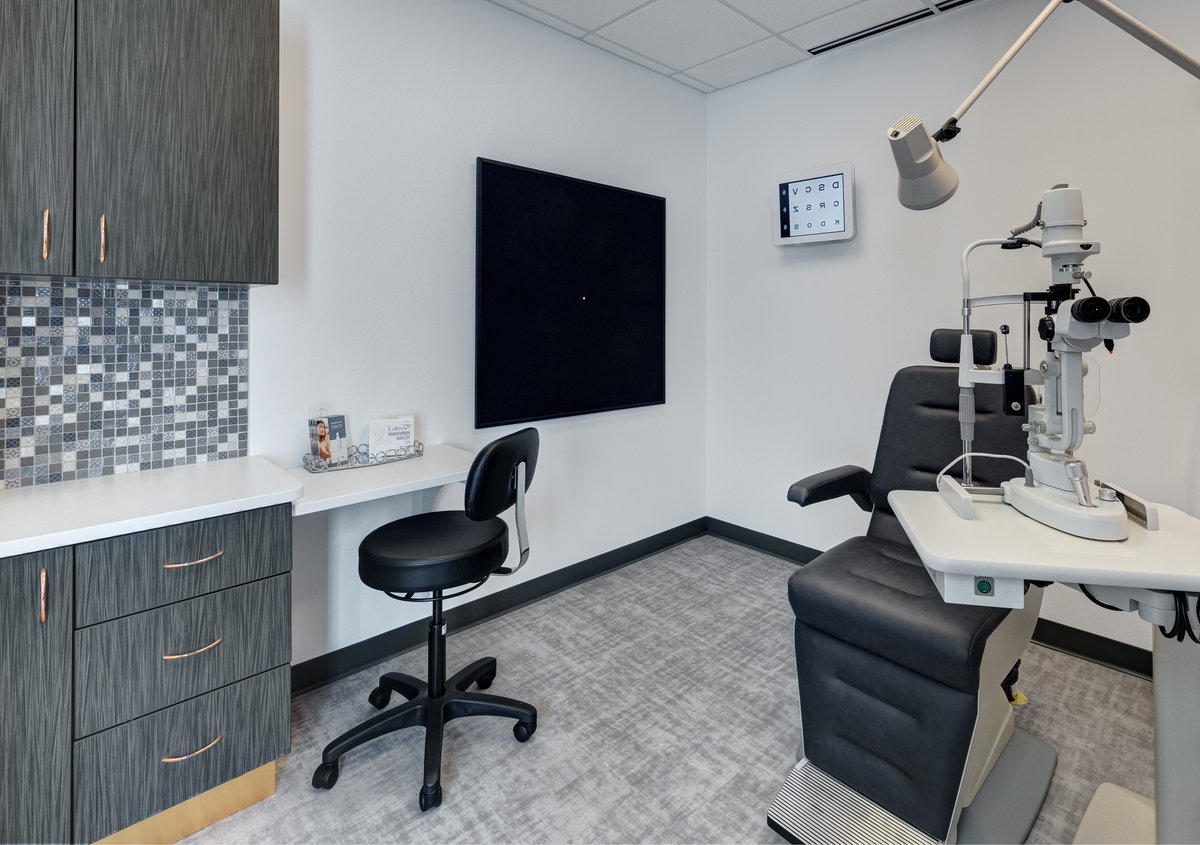 APEXDB's tweet image. Throwback Thursday!
@BeenChicagoFP celebrates 1 year in their new office! 
#apex #apexdesignbuild #yourpracticemadeperfect #healthcare #healthcaredesign #facialplastics #plasticsurgery #facialplasticsurgery #medicalbuildouts #officedesign