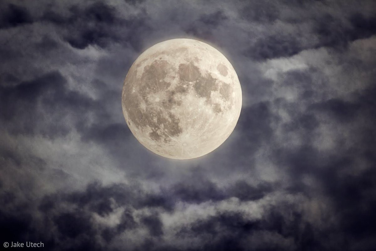 JakeUtechPhoto's tweet image. The near full Moon surrounded by clouds. As usual two near consecutive exposures were made, one for the bright moon, the other for the quickly passing clouds.
Captured: August 14th, 2019.
Illumination: 99.9% 
Phase: Waxing Gibbous.
