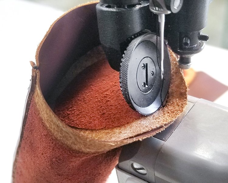 cosmomade's tweet photo. Post bed sewing machines are used with three dimensional products.
To create a turned edge seam with the grain side of the leather facing out, we sew the pattern pieces together with the flesh side facing out, and then flip them inside out.
#cosmomade #fabricoverform https://t.co/UWAE8IDuFJ