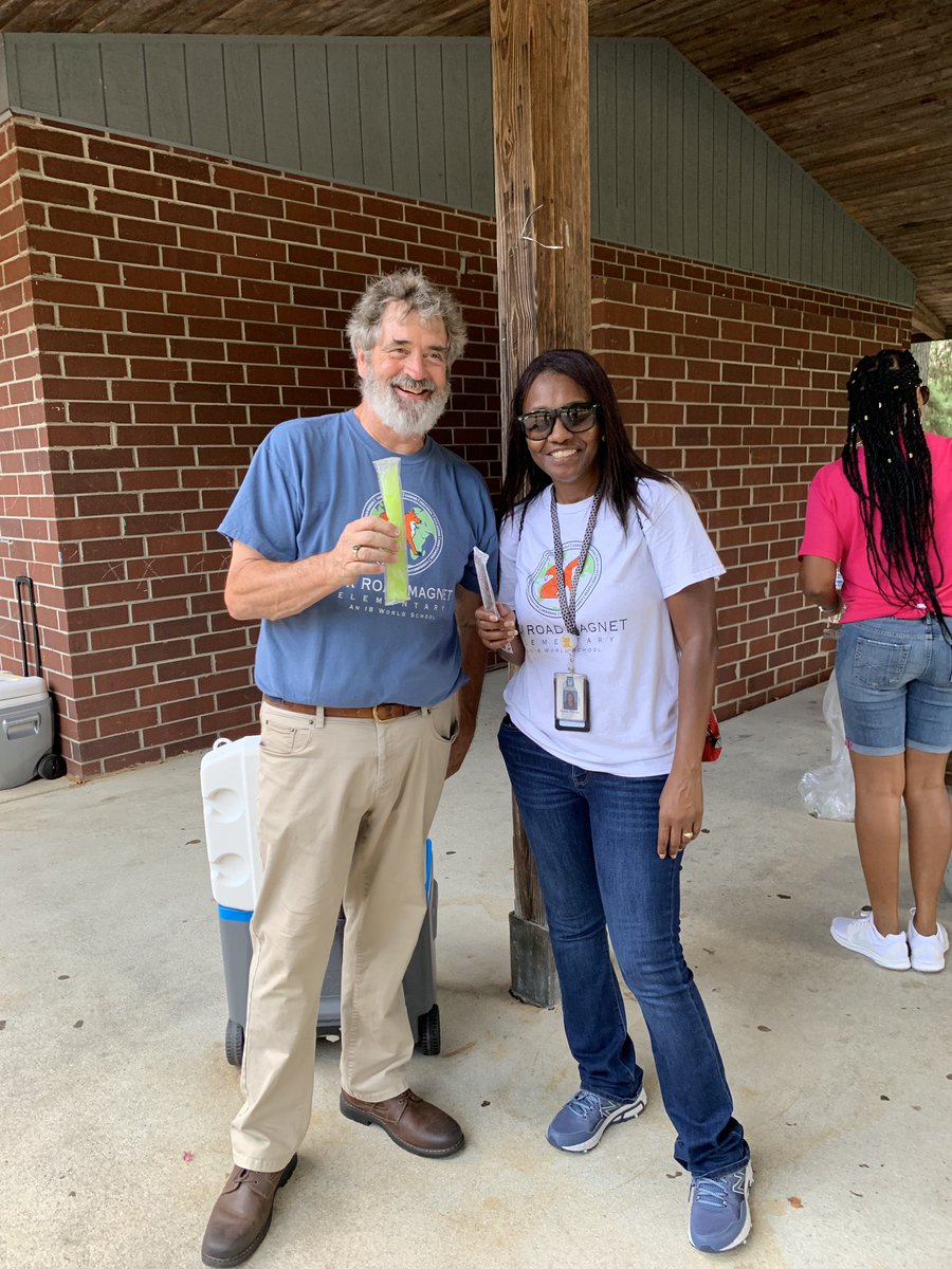 MzMcNeil23's tweet photo. Popsicles in the Park was great!! What a way to start the school year!! 🦊 #familyengagement #foxroad #magnetstatus @FoxRoadES @AngelaFoxIB @WCPSS @WCPSSTeam https://t.co/mYtU6AbQ1o