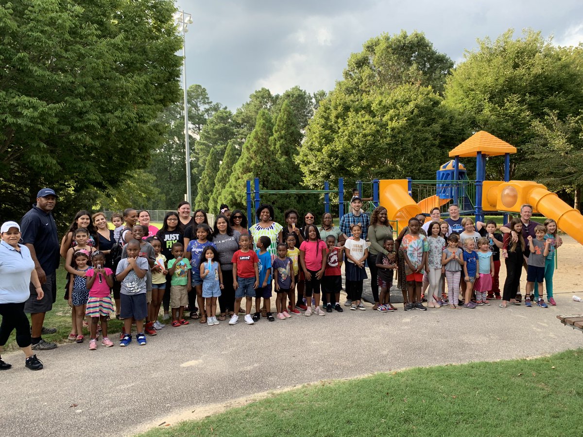 MzMcNeil23's tweet photo. Popsicles in the Park was great!! What a way to start the school year!! 🦊 #familyengagement #foxroad #magnetstatus @FoxRoadES @AngelaFoxIB @WCPSS @WCPSSTeam https://t.co/mYtU6AbQ1o