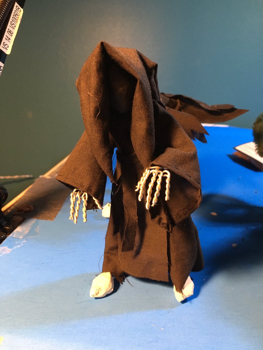 FancyPantsBioni's tweet photo. Almost finished my Ringwraith puppet for my @LOTRanimated shot!!! Just have to touch up a couple things, then I’ll be able to start animating! #lotr #nazgul #frodo #stopmotion https://t.co/oIG4DkNlFD
