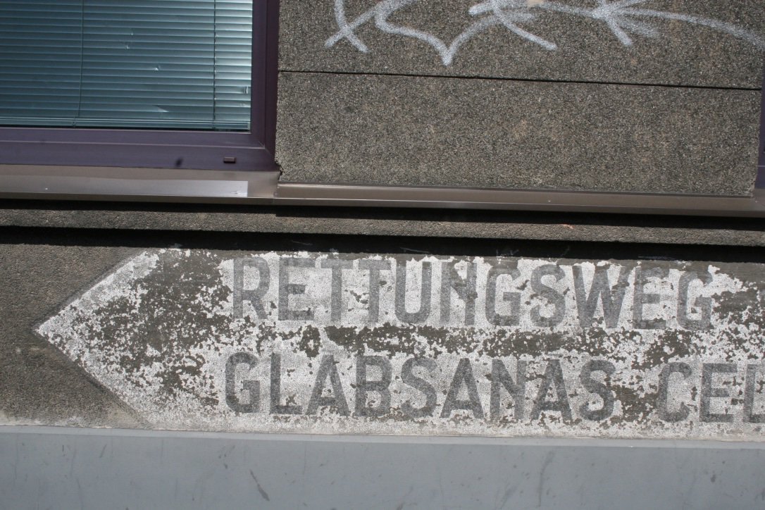 GhostSignsRiga's tweet photo. RETTUNGSWEG ———– LENZ GARTEN
GLĀBŠANAS CEĻŠ –– ZIEDOŅA DĀRZS
Artilērijas iela 37, Rīga #GhostSigns #RigaGhostSigns #TypeInRiga #RēguZīmes #Riga #ArtilērijasIela
https://t.co/M2onQ8uJ69 https://t.co/NTVvYLmqJ1