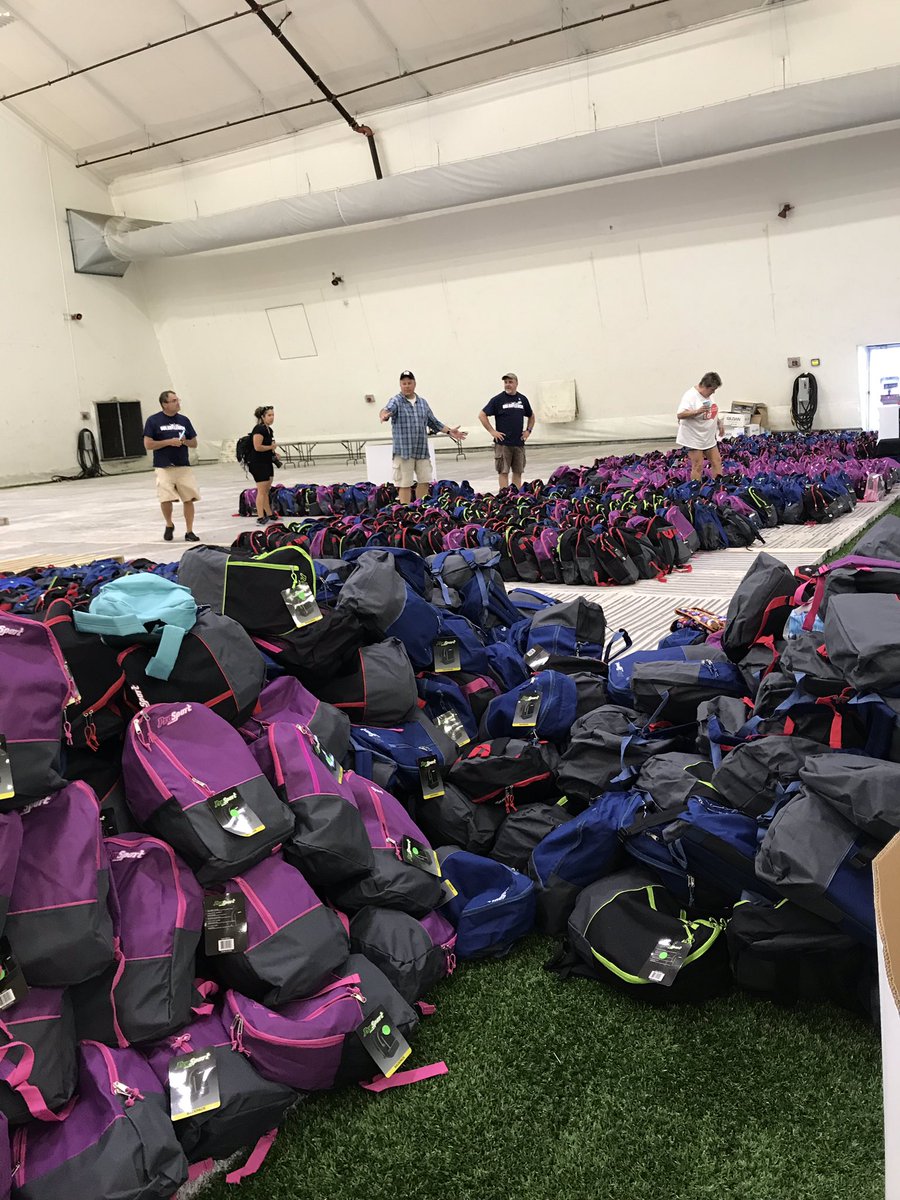 jenscott_30's tweet photo. A great day at Operation Backpack with all of our Team Depot family. #givingback @maryanne_stl @JasonArigoni @JPhillipsD176 https://t.co/1ULAoI7JtS