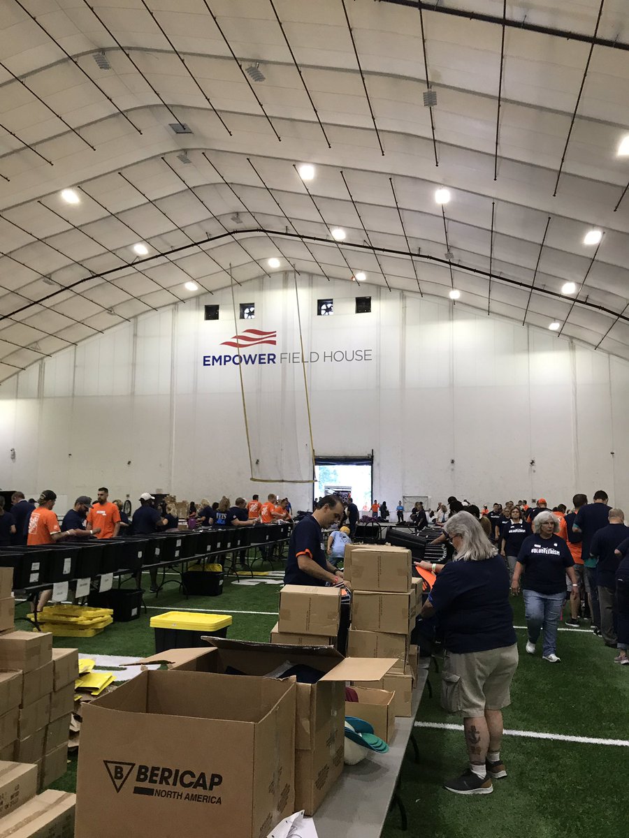 jenscott_30's tweet photo. A great day at Operation Backpack with all of our Team Depot family. #givingback @maryanne_stl @JasonArigoni @JPhillipsD176 https://t.co/1ULAoI7JtS