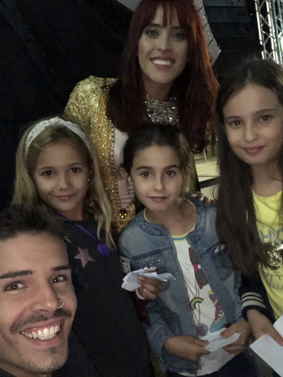 aleex2712's tweet photo. Con las princesas más guapas de Quintana Redonda #benidormshow2019 https://t.co/T7A4xlIiLi