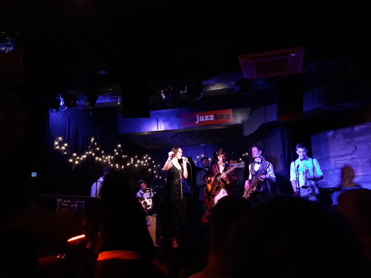 SKleinschmidt2's tweet photo. I am so glad I decided to visit Edinburgh during #EdFringe19. Had such a blast listening to @TheEasyRollers' 1920's speakeasy Jazz performance this afternoon. Amazingly talented Jazz performers and such a humorous performance! #TheEasyRollers #Jazz #20s #Edinburgh https://t.co/qm96xF5lhy