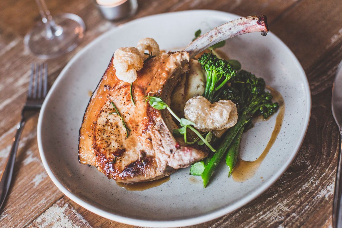 cavebar_rh's tweet photo. Our Pork 'Tomahawk' is the ultimate pork chop😋

Enjoy on the A La Carte menu accompanied by wholegrain mustard mash, tenderstem broccoli, caramelised apple &amp; gravy 🥦🍐

Or enjoy on our Sunday menu with all the roast dinner trimmings 🍴

Call 01430 471204 to book! https://t.co/LSIqCYaPO4