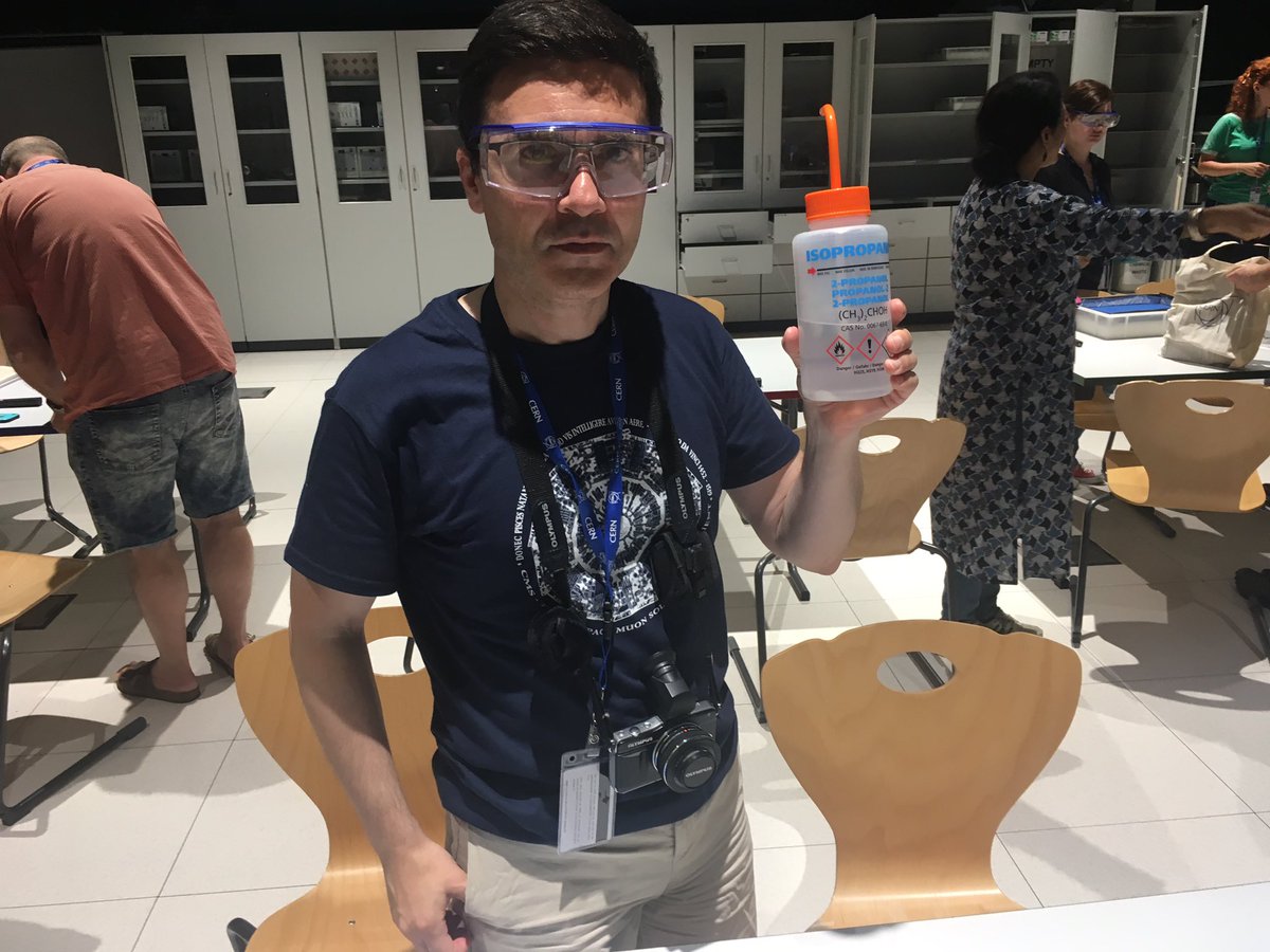 moisescaeiro's tweet image. Dazzling Cloud Chamber Workshop with Alexanda Jansky (Univ. Vienna, AT) #ScoolLAB 🤩 at CERN ITW 2019 International Teacher Weeks Programme (Geneva, Switzerland). #ITW2019 @CERN. Thanks to Julia Woithe @JuliaWoithe , Jeff Wiener @jeff_active , Anja Kranjc @KranjcAnja and others.