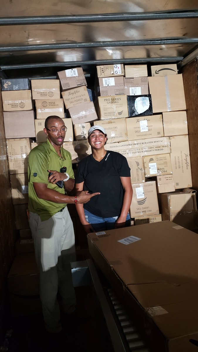 day_lions's tweet photo. #LionsRoar #SafetyFirst #HydrationIsLife #UPSService #LoadStandNation Tiffany Shupp this weeks new hire holding a load down https://t.co/FzR5GOD3oJ