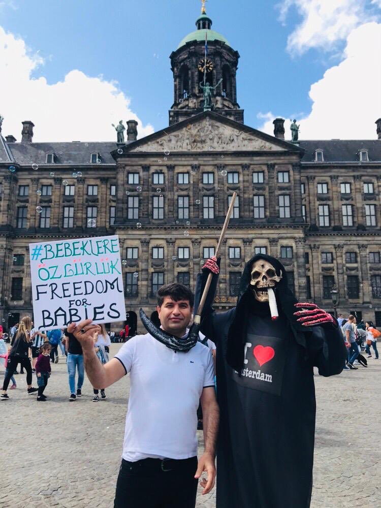 HemmedAliAslan's tweet photo. Amsterdamda Özgürlüğün simgesi Dam meydanında;

 " Tutsak Bebeklere Özgürlük " 

haykırışı....

#TutsakBebeklereÖzgürlük https://t.co/Ce85vrQQVB