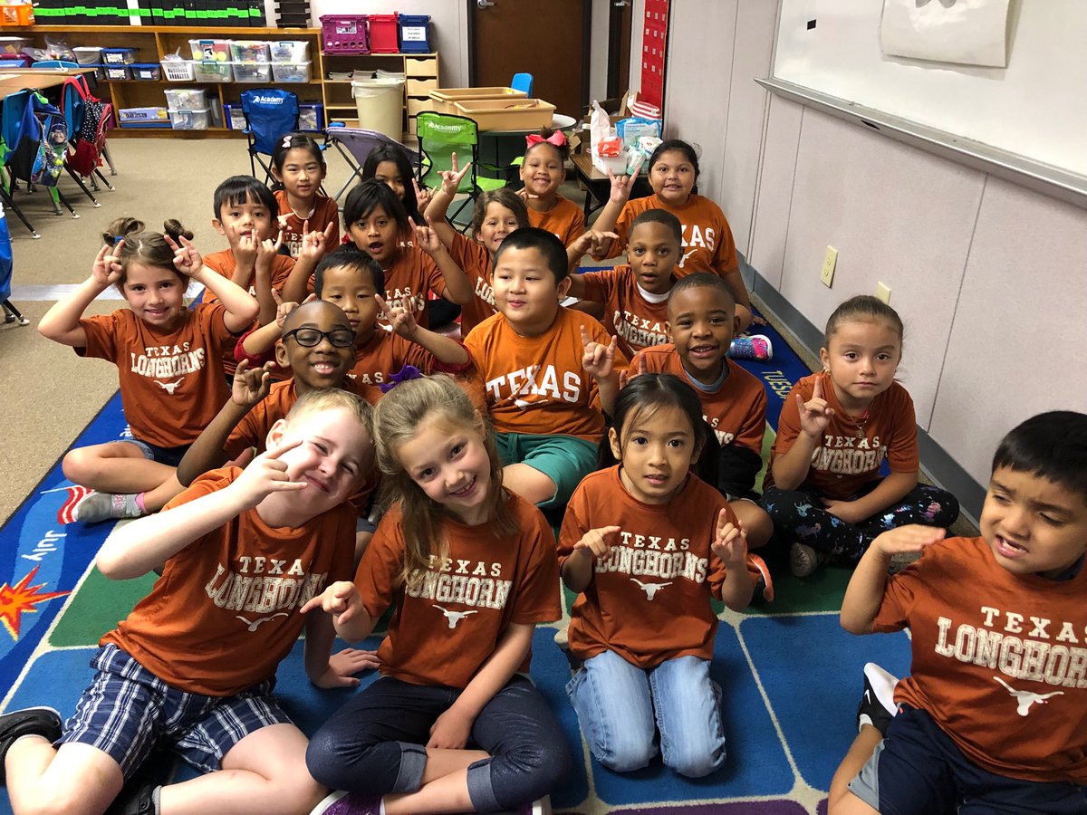 Millerbn2010's tweet photo. First Think College Thursday of the school year! #wearedegan https://t.co/bBRbM8XFnQ