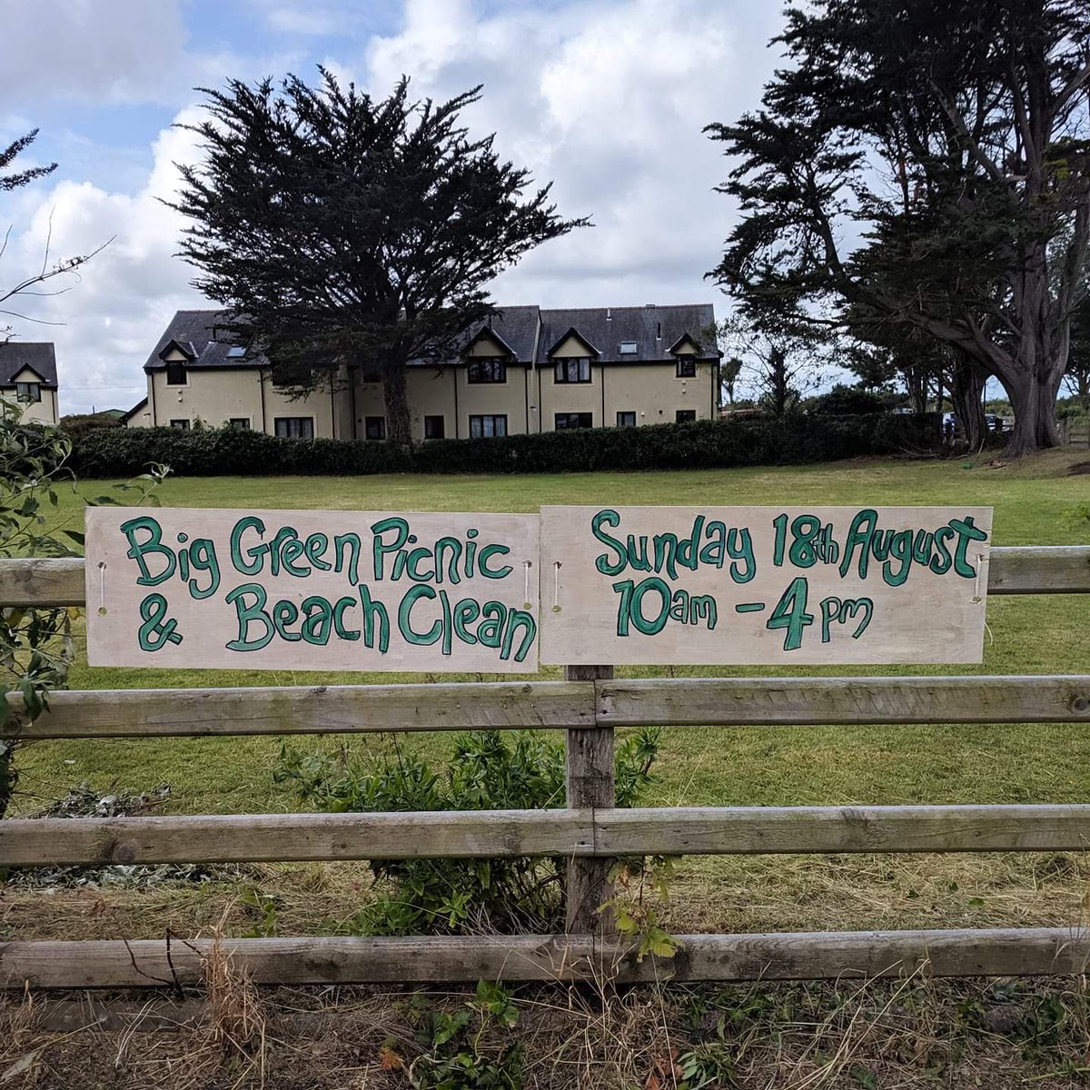 GreenerTywyn's tweet photo. Get your #sociable #community heads on and join in with the #BigGreenPicnic and #BeachClean in Aberdyfi on Sunday.  Meet at 10am.  #livemusic and #stalls to accompany your #singleuseplasticfree picnic. https://t.co/iEITQLS8N4