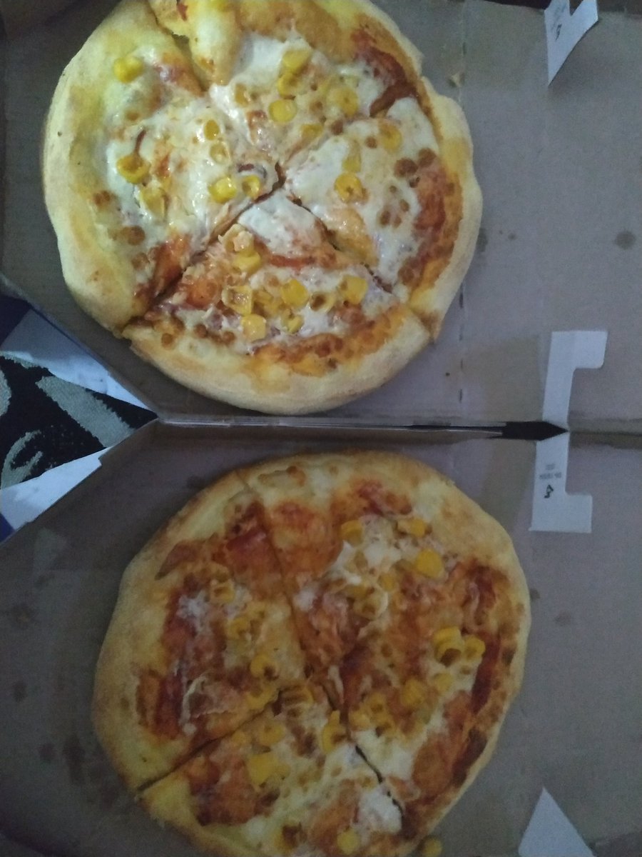 updashish's tweet photo. @dominos_india Very Poor Service equally bad pizza and on top of that worst customer service. Delivery time take 2+ hours, with pizza without toppings and so called choco lava cake converted to brownie...and best part it was not fresh and looks like it was baked in afternoon https://t.co/xXSkG8dl5c