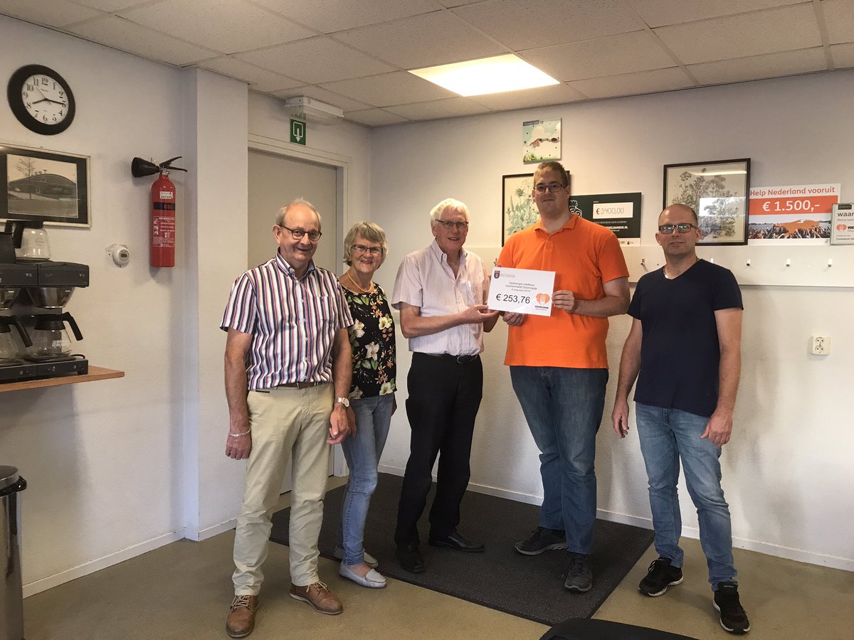 OranjeverDoorns's tweet photo. Vanavond hebben wij de cheque overhandigd bij de Voedselbank Elburg-Oldebroek. Op de boerenmarkt konden mensen bij de parkeerplaats aan de kerkdijk geld doneren in de melkbus. Dit is een bedrag geworden van €253,76. Een ieder bedankt voor de gift. https://t.co/690bwitE2k
