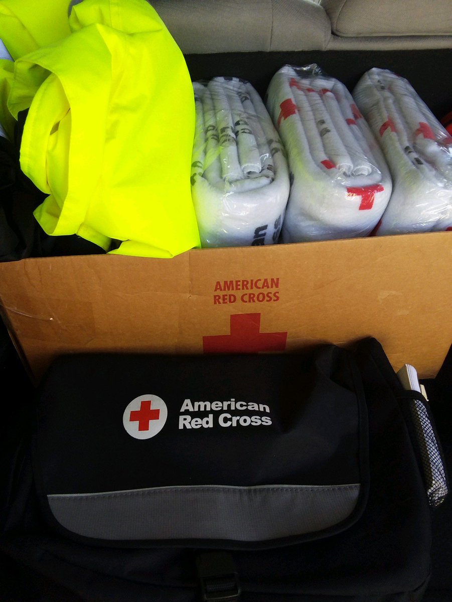 Csher999's tweet photo. @redcrossny #MNYN #Volunteers on scene #PeekskillFire w/ @PEEKSKILLOEM providing emergency assist to estmtd 7 families, 17 people, displaced - Emergency Financials, Referrals, Comfort Kits being provided #CompassionInAction #HeartsOpen https://t.co/odEA1IAFCS