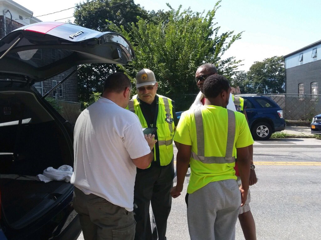 Csher999's tweet photo. @redcrossny #MNYN #Volunteers on scene #PeekskillFire w/ @PEEKSKILLOEM providing emergency assist to estmtd 7 families, 17 people, displaced - Emergency Financials, Referrals, Comfort Kits being provided #CompassionInAction #HeartsOpen https://t.co/odEA1IAFCS