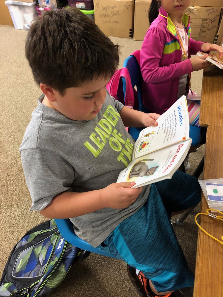 Millerbn2010's tweet photo. Diving into books! #wearedegan https://t.co/O8tFZeC5si