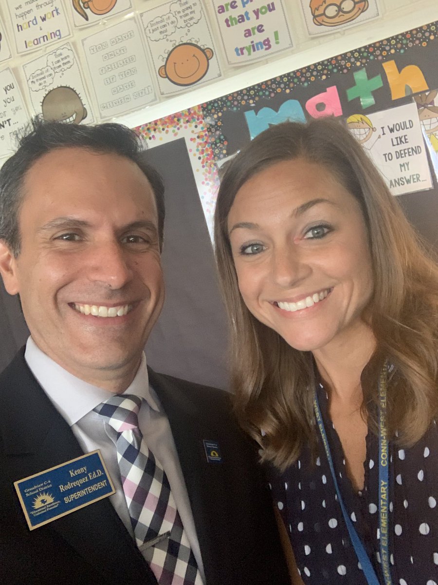 krodrequez's tweet photo. Such an amazing day so far! Here are some amazing 2nd grade teachers @GrandviewCSD4 staff members at @CWES_Cougars ! Got a few #SuperSelfie pics as well! #GVFirstDay #WeAreGrandview #ReaderLeader https://t.co/ZcPYNdzrJM