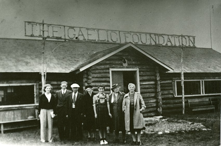 beatoninstitute's tweet photo. (1/2)

Today the #BeatonSummerTour features the #GaelicCollege. The first #photograph shows its original #logbuilding. 

Left to right: Unk., Thomas Mudge, Harry Sellon, Josie MacLeod, Francis MacKillop, Christie Ann Smith, Unk.

#Gaelic #College, #StAnns, ca. 1940. 86-121-16219. https://t.co/DhhKT7sybh