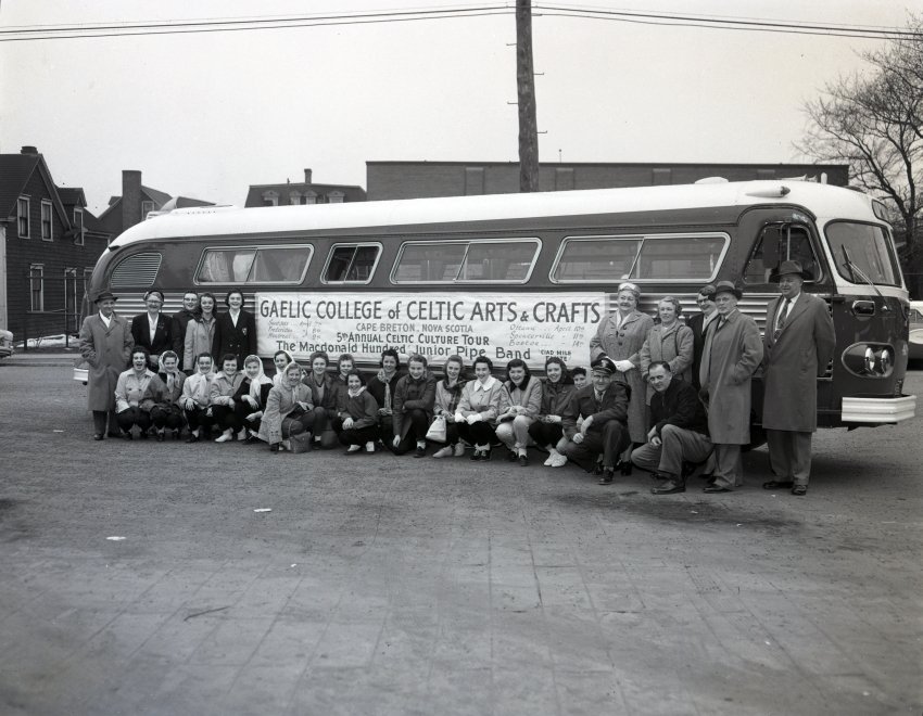 beatoninstitute's tweet photo. (2/2)

The second #photograph today on the #BeatonSummerTour is from the #GaelicCollegeTour in 1958.

#Gaelic #College #Tour, 1958. Photograph by #Abbass Studios. A-2727.3. https://t.co/ZA1KkV7fKa