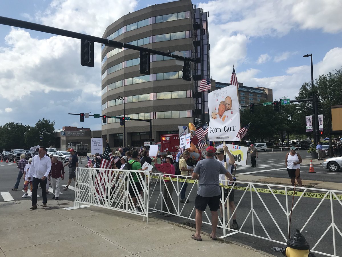 Kellen_Browning's tweet image. There’s also a small crowd of Trump protesters. #TrumpInNH