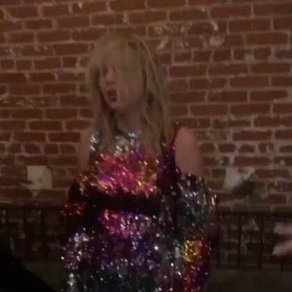 taylorswif13_B's tweet photo. Yo sólo reviví por que hoy se estrena Lover. https://t.co/d9fIae046Z