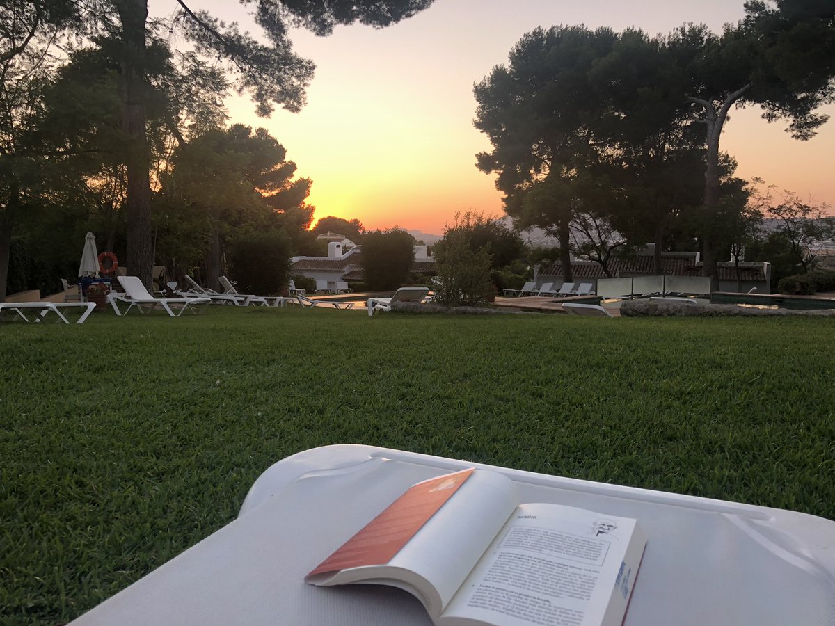 pablooliete's tweet photo. Momento cumbre. Leer el capítulo sobre #Gandhi de @falcaide en #AprendiendoDeLosMejores disfrutando del atardecer en #Xabia #ElRodat.
Un libro de lectura fácil, pero con digestión lenta.
Con ganas de empezar con el Segundo. https://t.co/HZdVujBvNo