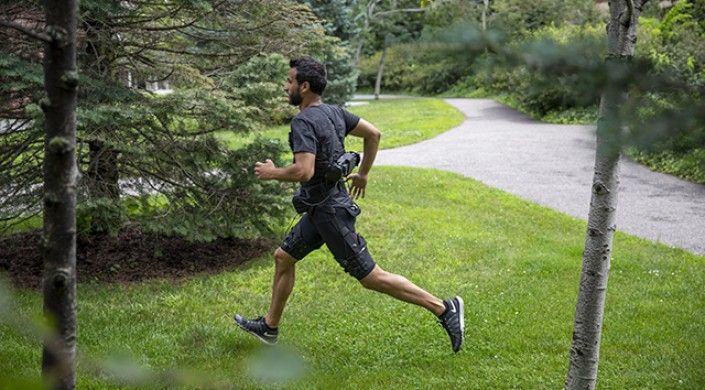hseas's tweet photo. This versatile, portable exosuit assists both walking and running: https://t.co/pjVXVEJhqL @wyssinstitute @walshharvard @UNOmaha @sciencemagazine @DARPA @NSF https://t.co/7XPF8t0bL8