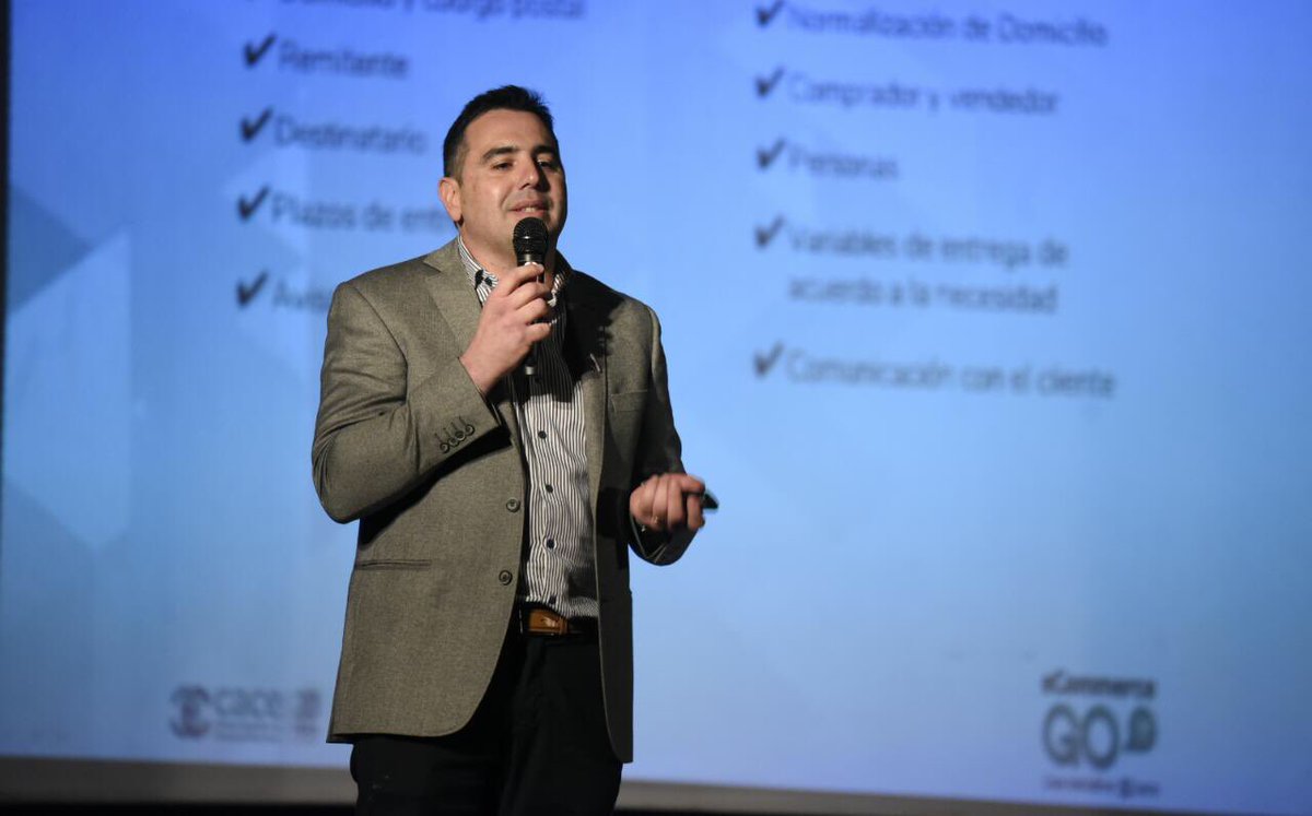 cacearg's tweet photo. “Los proveedores logísticos pasamos de un domicilio a un código postal y de eso a una automatización de datos. Dejamos de hablar de remitentes a definirlos como comprador y vendedor. Pasamos de hablar de destinatarios a personas.” @sardendaniel Gte. Comercial @AndreaniOk https://t.co/KqsfTsshvJ
