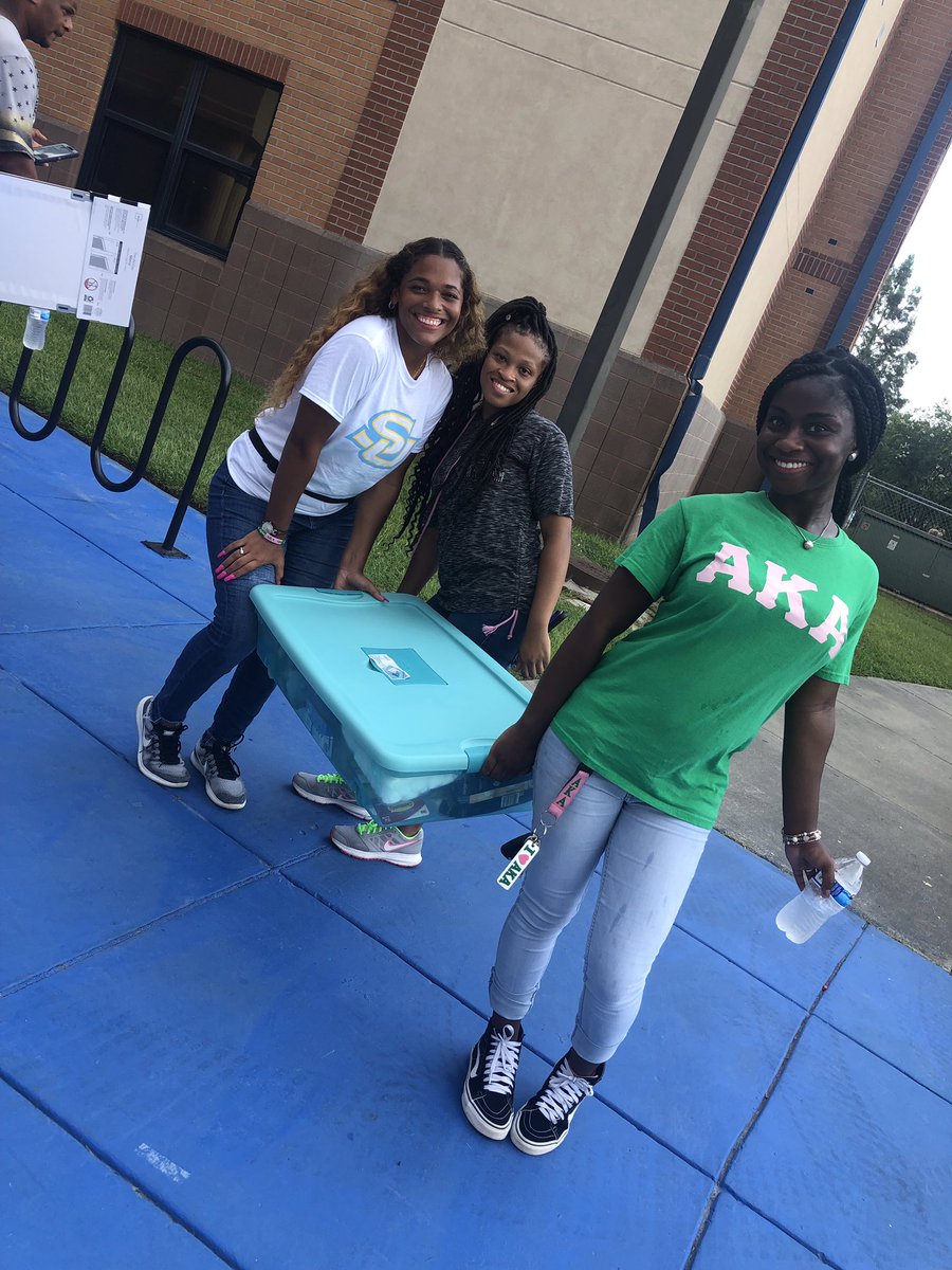 betapsi_1908's tweet photo. Pretty Girls at work! 💕💚 https://t.co/JHgT9cLeso
