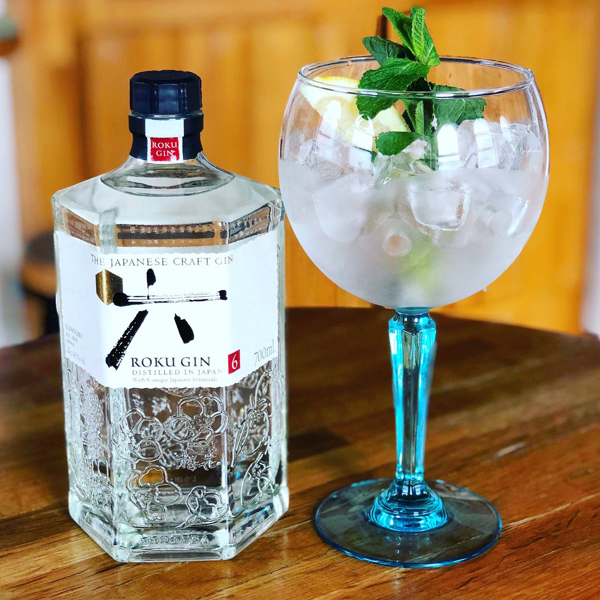 BankChambers's tweet photo. Roku Gin 🇯🇵 🍋🍸🌿 ⁣
⁣
Japanese Botanicals | Sakura leaf, Sakura flower, Sencha tea, Gyokuro tea, Sansho pepper &amp; Yuzu peel. ⁣
⁣
+ Juniper, Orange, Lemon, Coriander &amp; Cinnamon and more. ⁣Paired with Lemon &amp; Fresh Mint. 

#Gin #RokuGin #OldhamHour https://t.co/ySIHM2cSsD