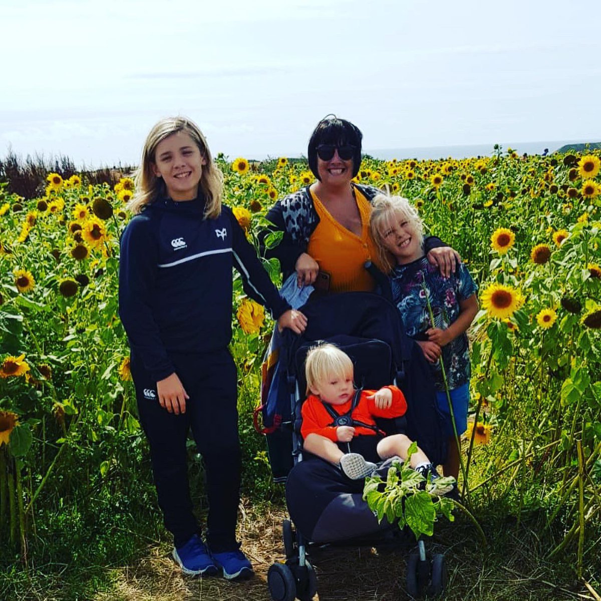 83beckamurphy's tweet photo. Amazing day with my little/big family. #Sunflowers are beautiful & the Gower is breath taking, so lucky to live here @GowerNT #memories #familytime #annualleave #workingmam #fulltime #mumof5 #mumofboys #communityhousingofficer https://t.co/hxk8VzouVa
