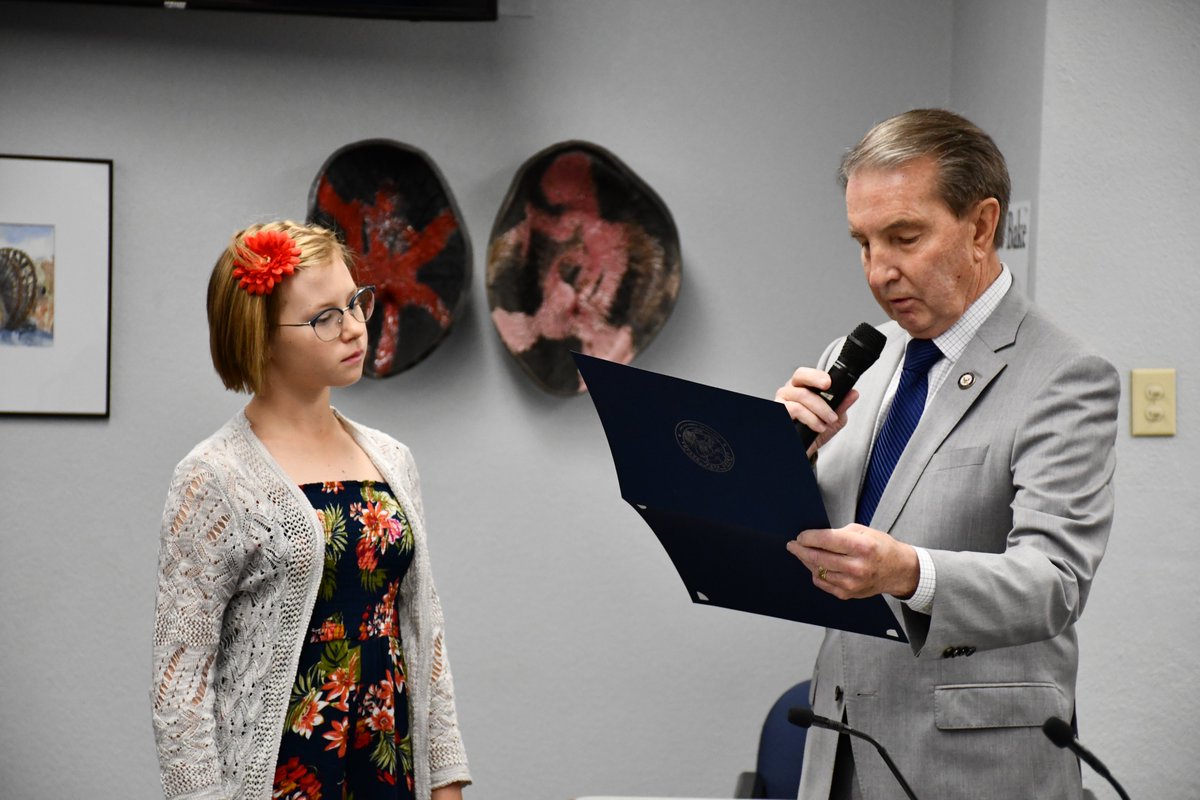 CarsonCityGov's tweet image. @MayorBobCrowell awarded Emma Halling a Certificate of Commendation for her courageous and successful efforts on July 17, 2019 while attending to a serious medical emergency relating to her grandmother. Emma you are a true hero. #CarsonProud