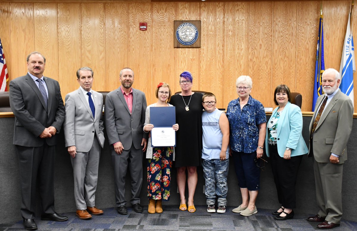 CarsonCityGov's tweet image. @MayorBobCrowell awarded Emma Halling a Certificate of Commendation for her courageous and successful efforts on July 17, 2019 while attending to a serious medical emergency relating to her grandmother. Emma you are a true hero. #CarsonProud