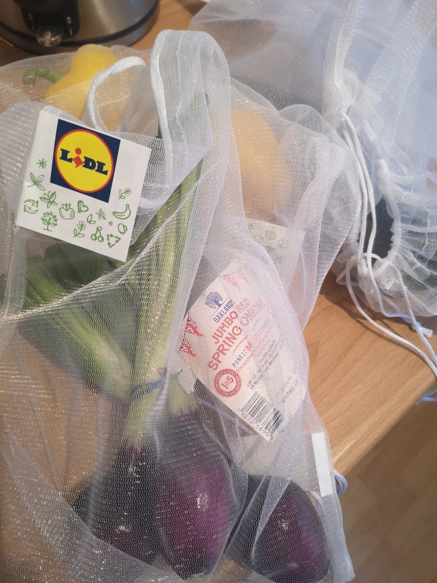 v_barrows's tweet photo. @LidlGB love the new reusable fruit and veg bags BUT no very much loose fruit and veg to choose from in your Hythe (hants) store. Keep up the good work 👍 #zerowaste #reuse https://t.co/xU5fPt1dvH