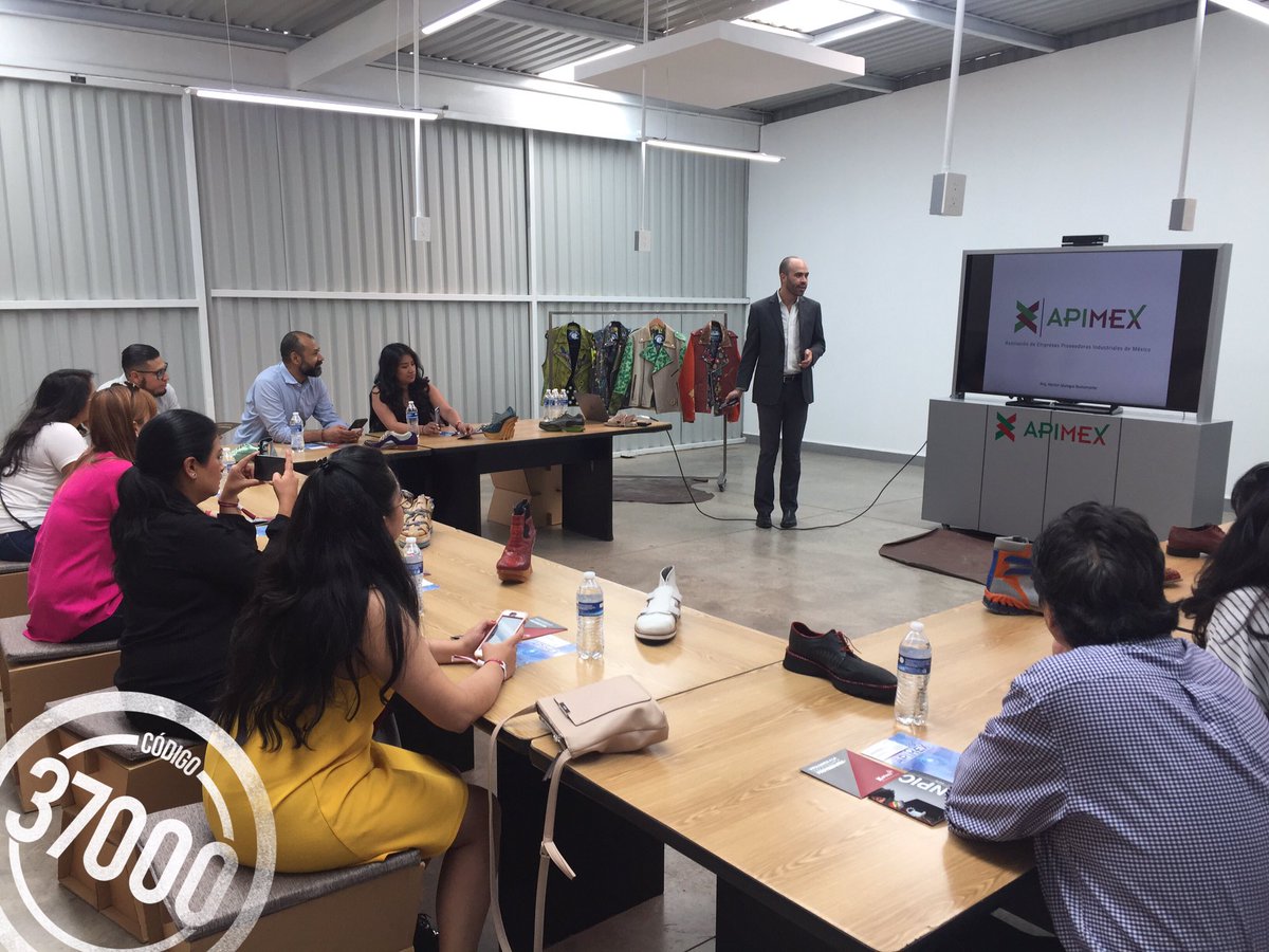 Codigo37000's tweet photo. #NuestraIdentidadEs37000 Recibimos a un grupo de Meeting Planners de CDMX quienes asisten como invitados especiales a #ForoGo3 de @COFOCE , iniciamos nuestra #FashionExperience visitando el Laboratorio Moda @APIMEX_ORG en donde conocieron las tendencias y bloques de consumo SS20. https://t.co/ywtx5NWJdM