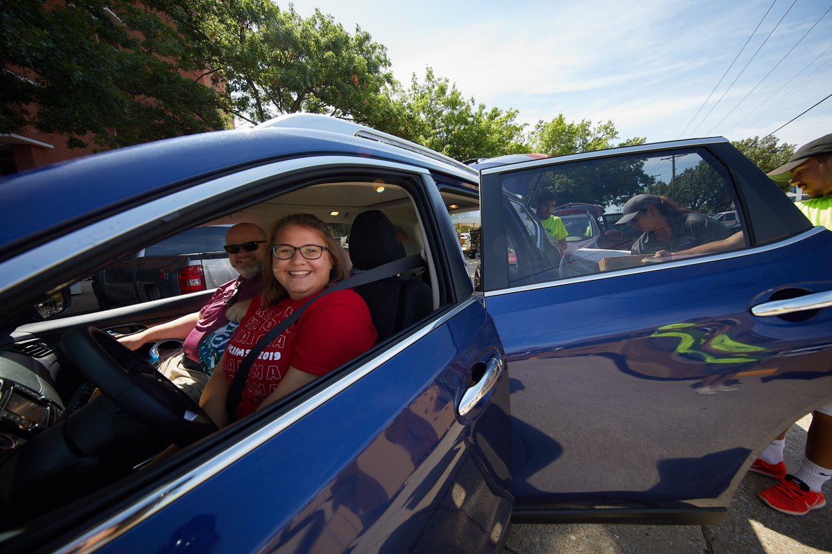 UofOklahoma's tweet photo. We're excited to welcome #OU2023 to campus today! #OUMoveIn19 https://t.co/Fz7ZwstoVl