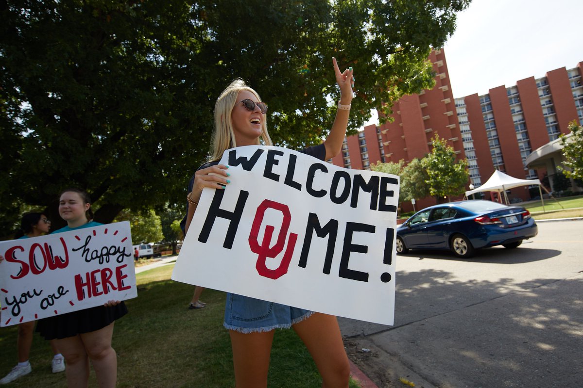UofOklahoma's tweet photo. We're excited to welcome #OU2023 to campus today! #OUMoveIn19 https://t.co/Fz7ZwstoVl