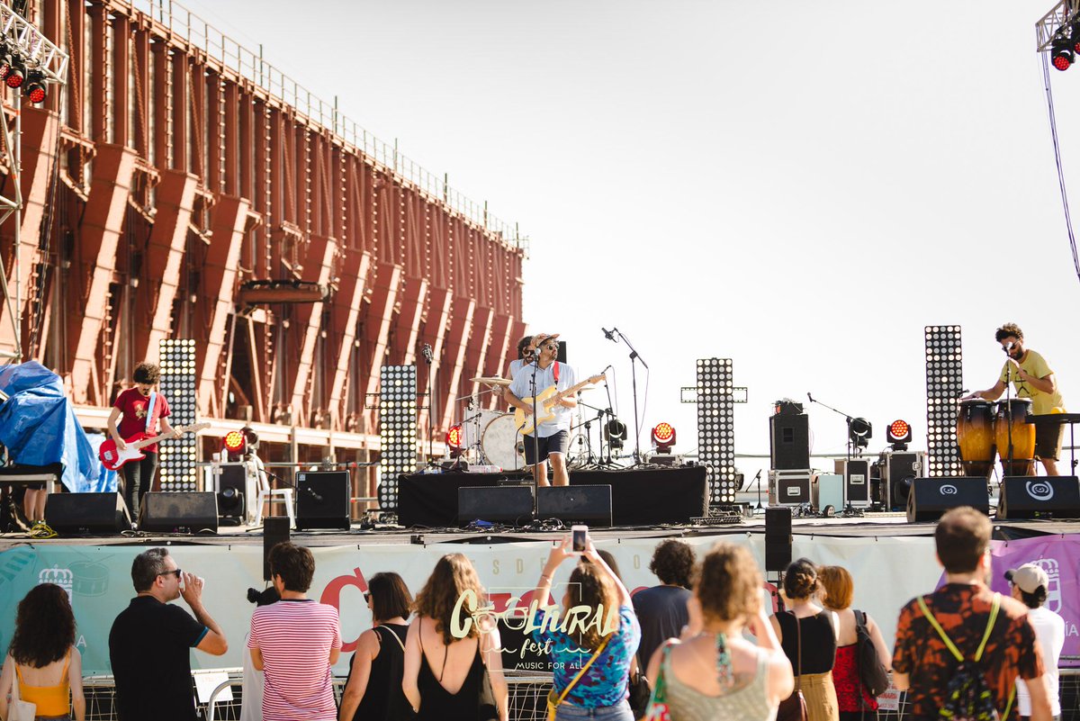 coolturalfest's tweet photo. El calor no ha impedido que lo pasemos en grande con #ComproOroBanda en este inicio de festival 🍯 ¡Menuda forma de hacernos bailar!🕺🏼
#CoolturalFest2019 #Almeria #FiestaDeBienvenida https://t.co/P7n5ZNxY9X