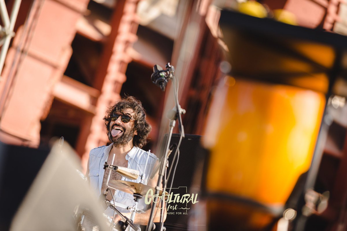 coolturalfest's tweet photo. El calor no ha impedido que lo pasemos en grande con #ComproOroBanda en este inicio de festival 🍯 ¡Menuda forma de hacernos bailar!🕺🏼
#CoolturalFest2019 #Almeria #FiestaDeBienvenida https://t.co/P7n5ZNxY9X