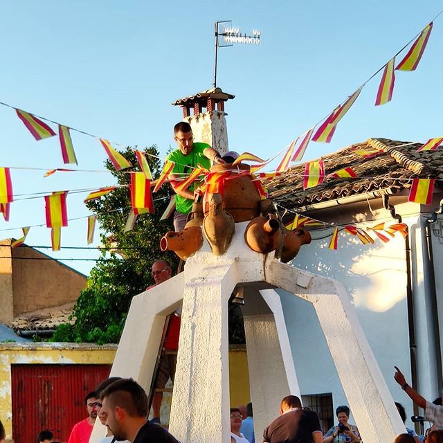 FalarDeViagens's tweet photo. Hoje vim até uma aldeia da Província de Cuenca, La Parra de las Vegas, para participar nas festas do 'pueblo'. E uma das tradições... Encher a fonte do pueblo de vinho para que em vez de jorrar água, saia vinho! 😍😍
#provinciadecurnca #laparradelasveg… https://t.co/5RlDyCWowy https://t.co/YbtvwMJKGO