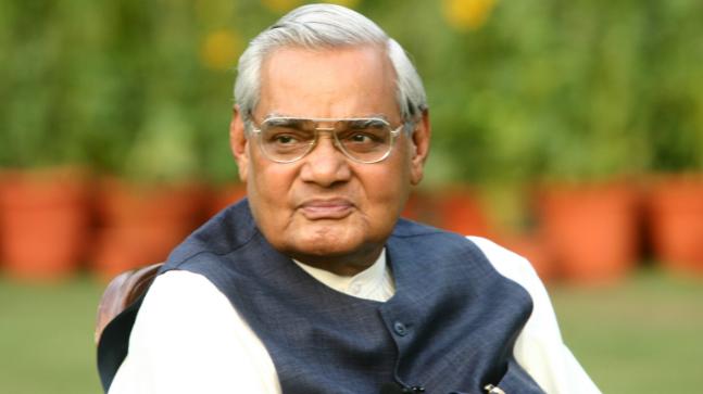 rajanpaylabjp's tweet photo. पथ निहारते नयन
गिनते दिन पल छिन
लौट कभी आएगा
मन का जो मीत गया
एक बरस बीत गया
एक बरस बीत गया
#AmarAtal
#AtalBihariVajpayee https://t.co/pB1AudFc3c