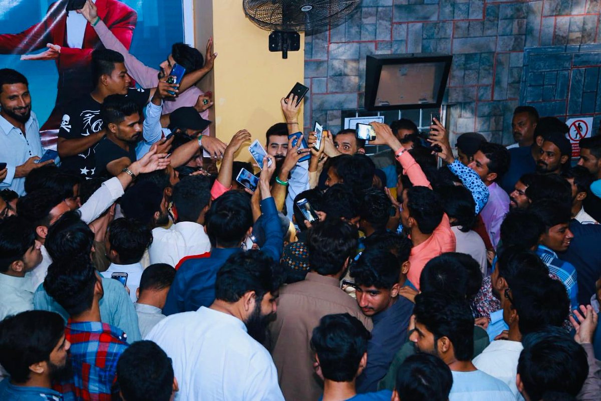 biryanistan1's tweet photo. The crowd overjoyed to see the cast of #HeerMaanJa outside #CapriCinema and #AtriumCinema #Karachi waiting to meet them! This is the #HeerMaanJa love 💖 https://t.co/qJa0XKwmAW