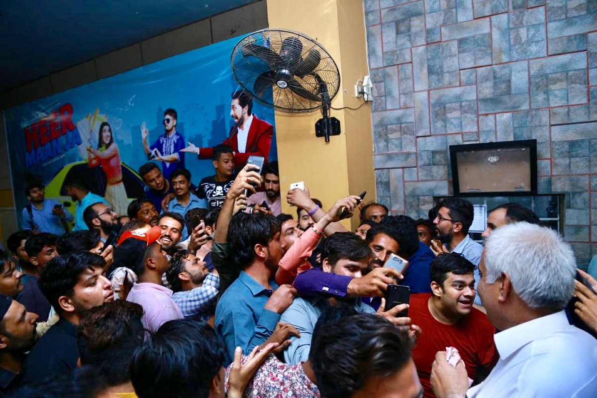 biryanistan1's tweet photo. The crowd overjoyed to see the cast of #HeerMaanJa outside #CapriCinema and #AtriumCinema #Karachi waiting to meet them! This is the #HeerMaanJa love 💖 https://t.co/qJa0XKwmAW