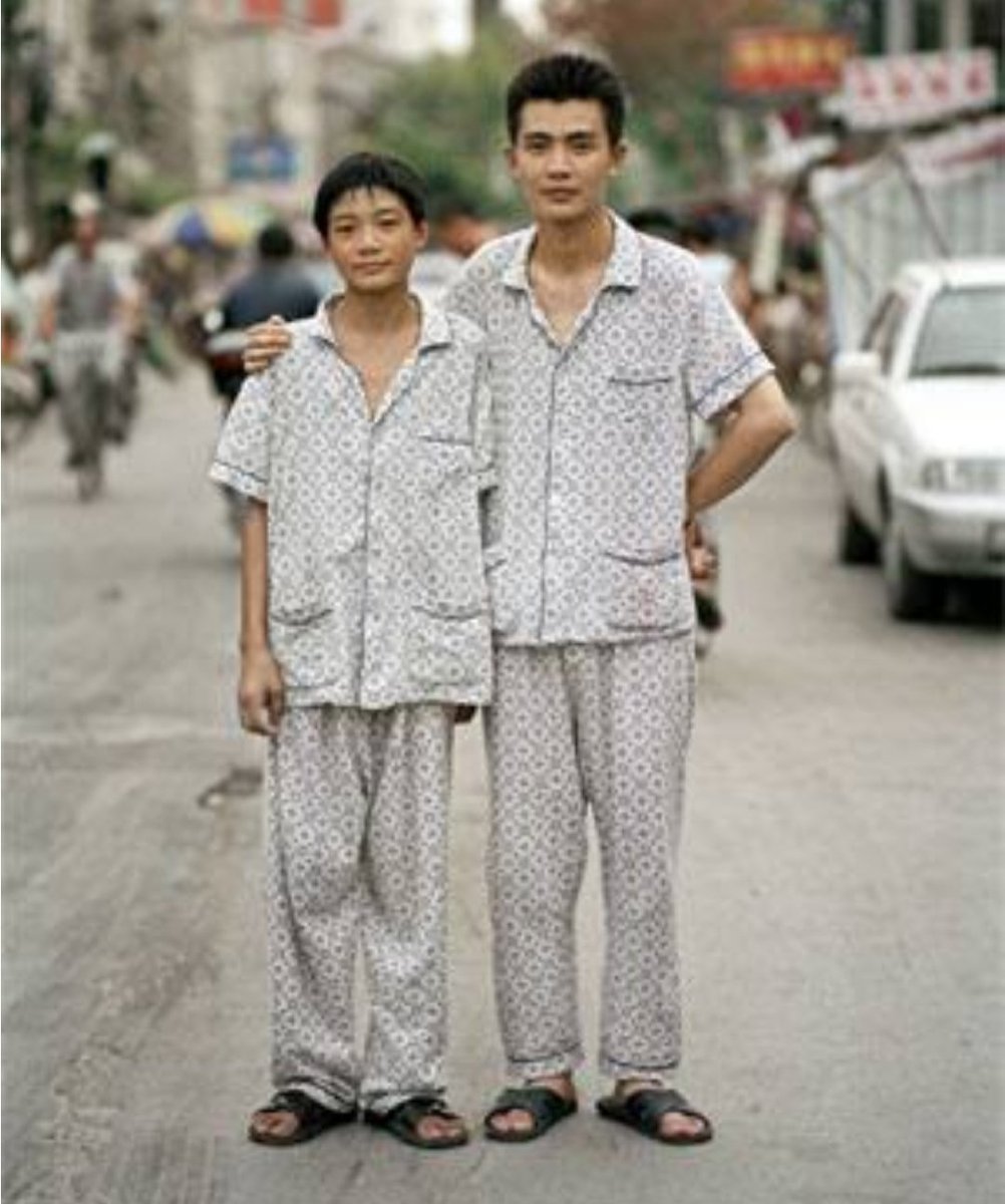 Корейцы вьетнамцы. Китай люди на улице. Мода в Китае. Современная китайская одежда. Современные китайцы.