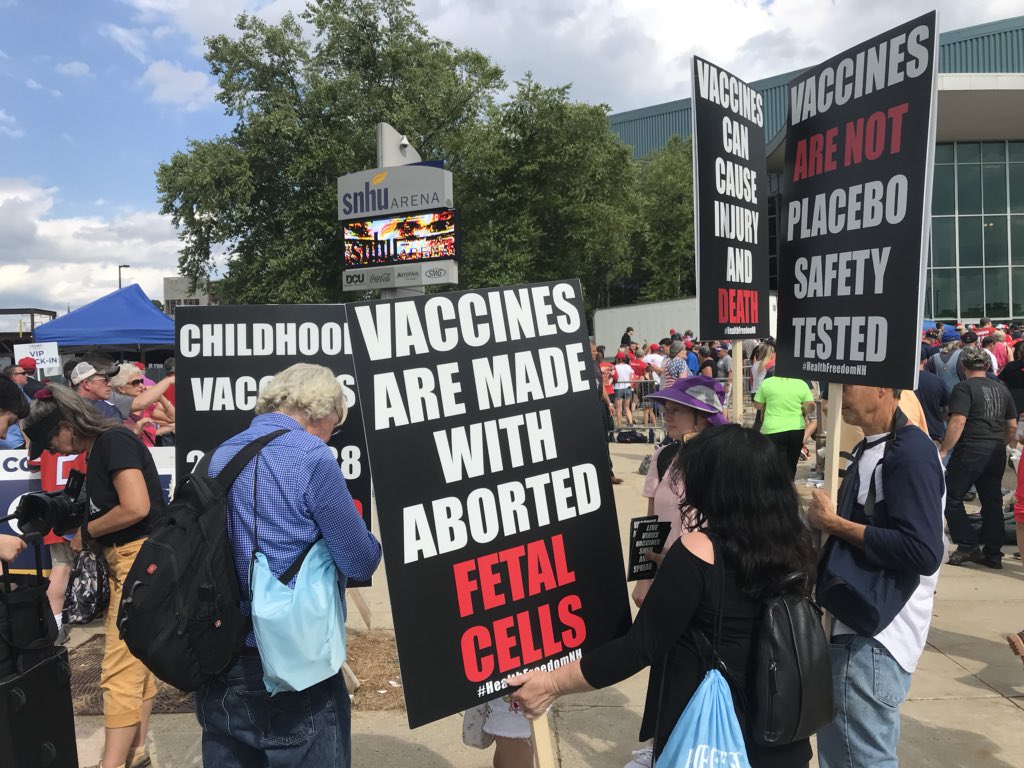 Kellen_Browning's tweet image. Small group of anti-vaxxers here as well. #TrumpInNH @GlobePolitical