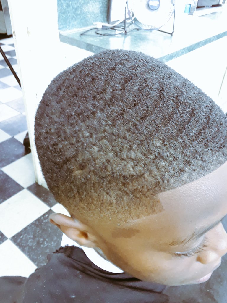 Kenthebarber1's tweet photo. Still grinding #BackToSchool2019 #Htownbarber #htown #Houstonbarbers #barberlife #haircut #taperfade #waves https://t.co/nZDNb7rFHY