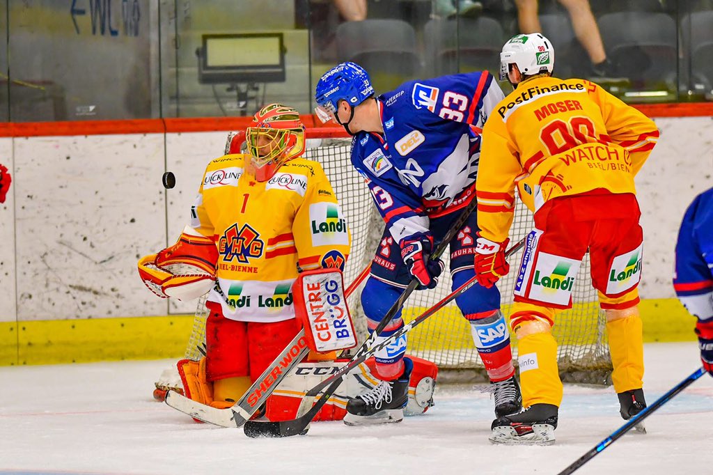 adlermannheim's tweet photo. #Endstand
Starker Auftakt in die #Testspielphase: Wir schlagen den @ehcbiel nach 0:3 noch mit 5:4 nach Verlängerung. Brent #Raedeke, @mplachta22, Chad #Billins und Borna #Rendulic (2) schießen uns zum Sieg. #fürMannheim #comebackkoenige #championisback #blauweissrot #Adler https://t.co/dn0vo1W7pU